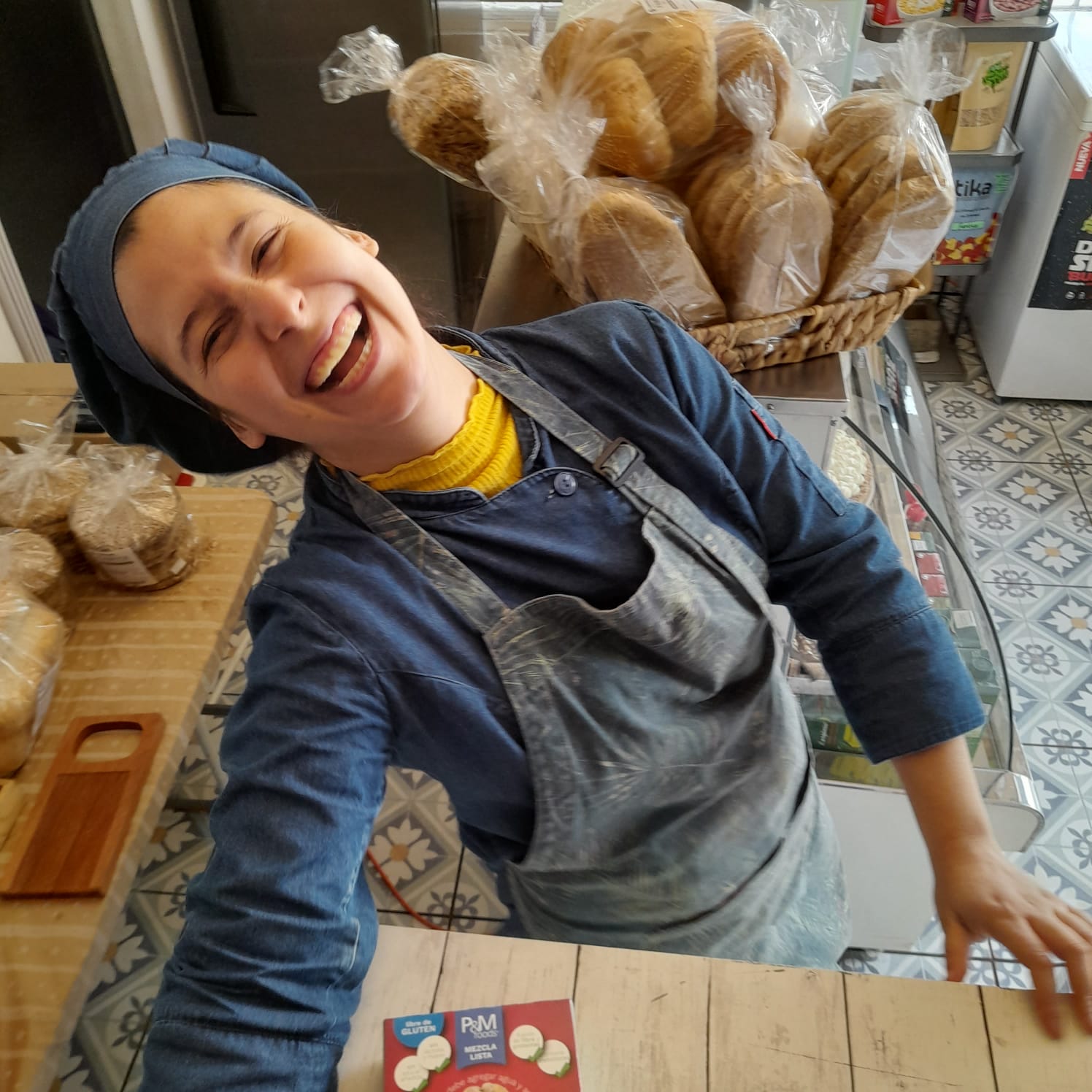 Gigi Marrazzo riendo en el mesón de Cocina Libre, pastelería vegana en Macul